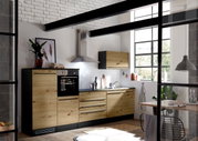 Moderne Küchenzeile in Holzoptik mit integriertem Backofen und Dunstabzugshaube, seitliche Perspektive