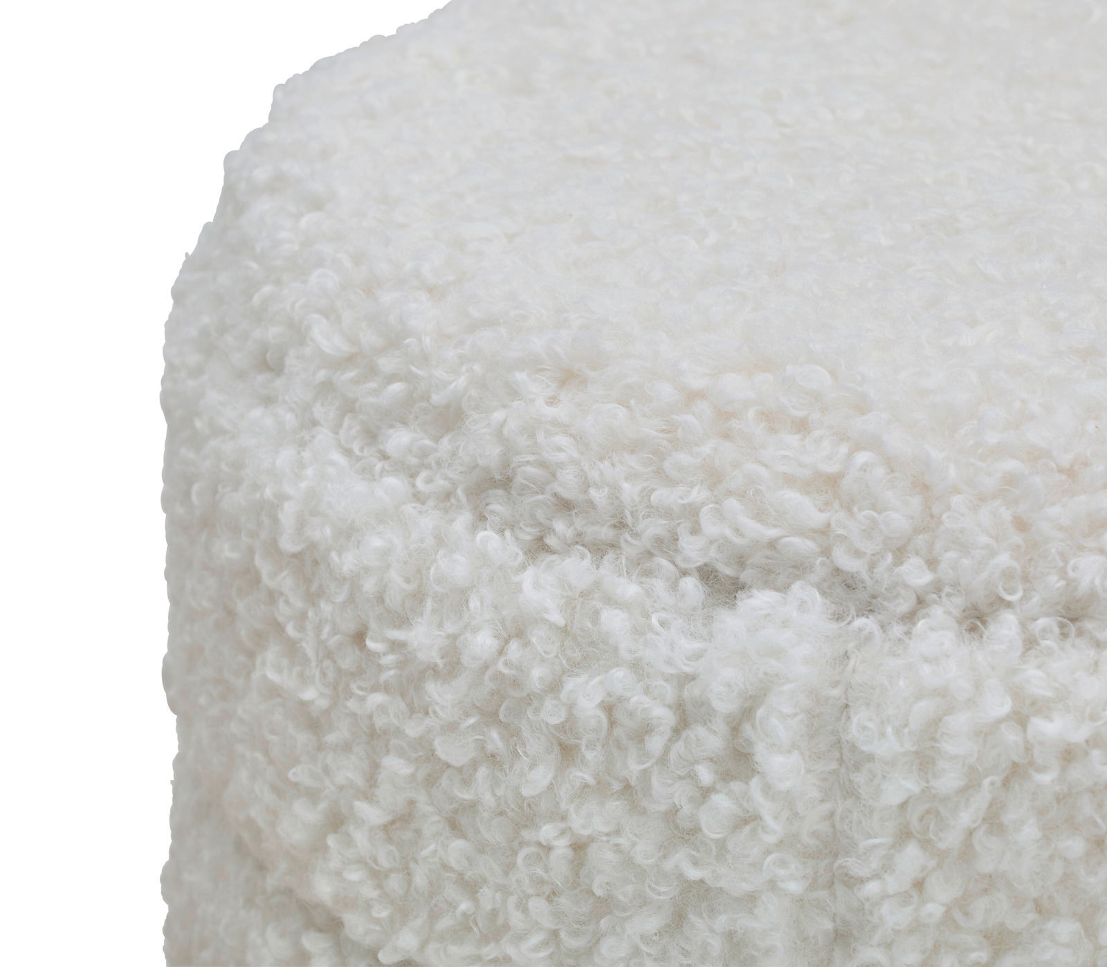 Nahaufnahme eines weißen, flauschigen Hockers mit Stauraum, seitliche Perspektive