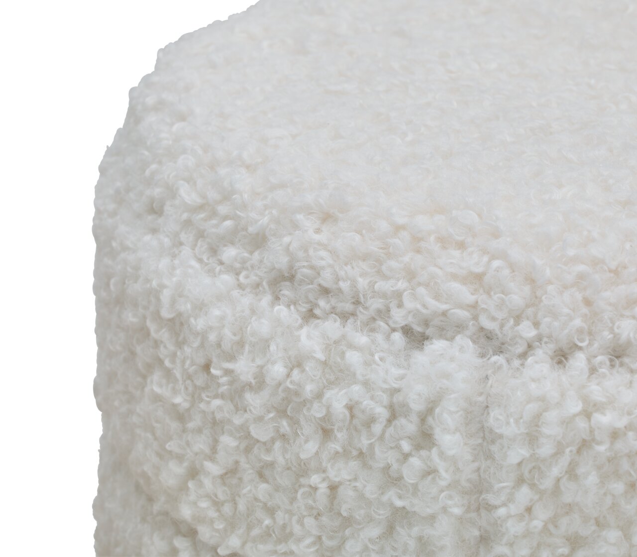 Nahaufnahme eines weißen, flauschigen Hockers mit Stauraum, seitliche Perspektive