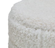 Nahaufnahme eines weißen, flauschigen Hockers mit Stauraum, seitliche Perspektive