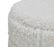 Nahaufnahme eines weißen, flauschigen Hockers mit Stauraum, seitliche Perspektive