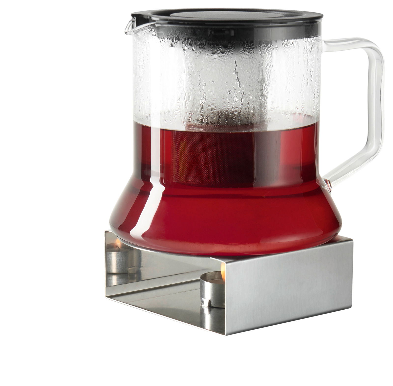 Teekanne Look 1,8 Liter mit Stövchen, seitliche Perspektive, gefüllt mit rotem Tee, auf einem Edelstahl-Stövchen mit Teelicht.