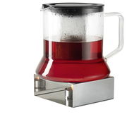 Teekanne Look 1,8 Liter mit Stövchen, seitliche Perspektive, gefüllt mit rotem Tee, auf einem Edelstahl-Stövchen mit Teelicht.