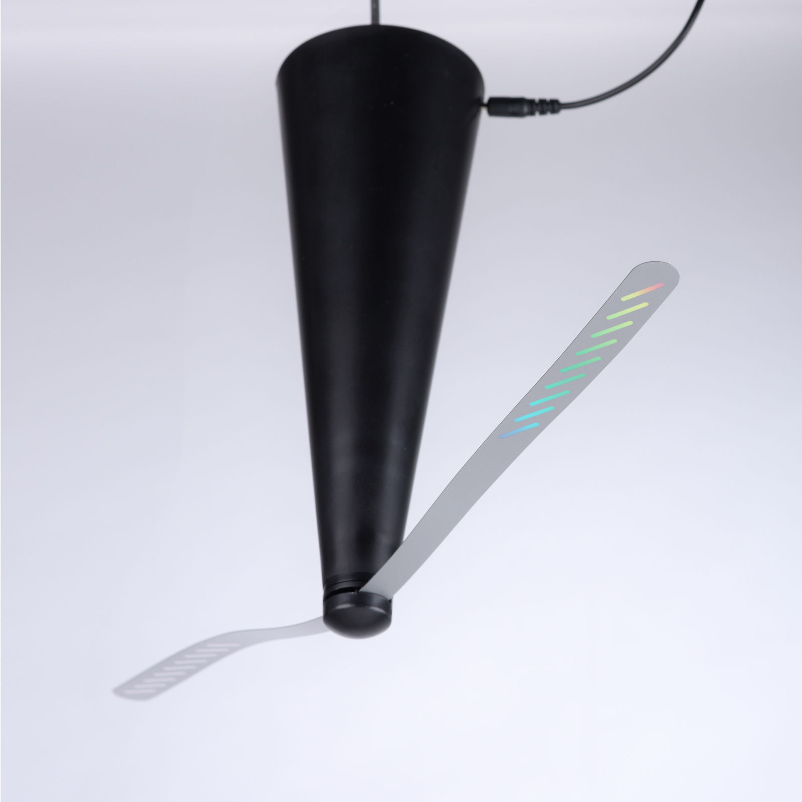 Fliegenwedler in schwarzer Kegelform mit rotierenden Flügeln, seitliche Perspektive