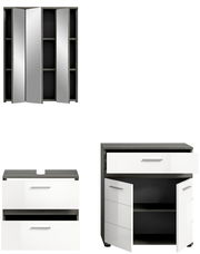 Badezimmermöbel-Set bestehend aus einem Spiegelschrank mit drei Türen, einem Waschtischunterschrank mit zwei Schubladen und einem Hochschrank mit Schublade und Doppeltür, Perspektive von vorne.