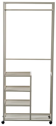 Metallischer Garderobenwagen mit mehreren Regalböden und Rollen, seitliche Perspektive.