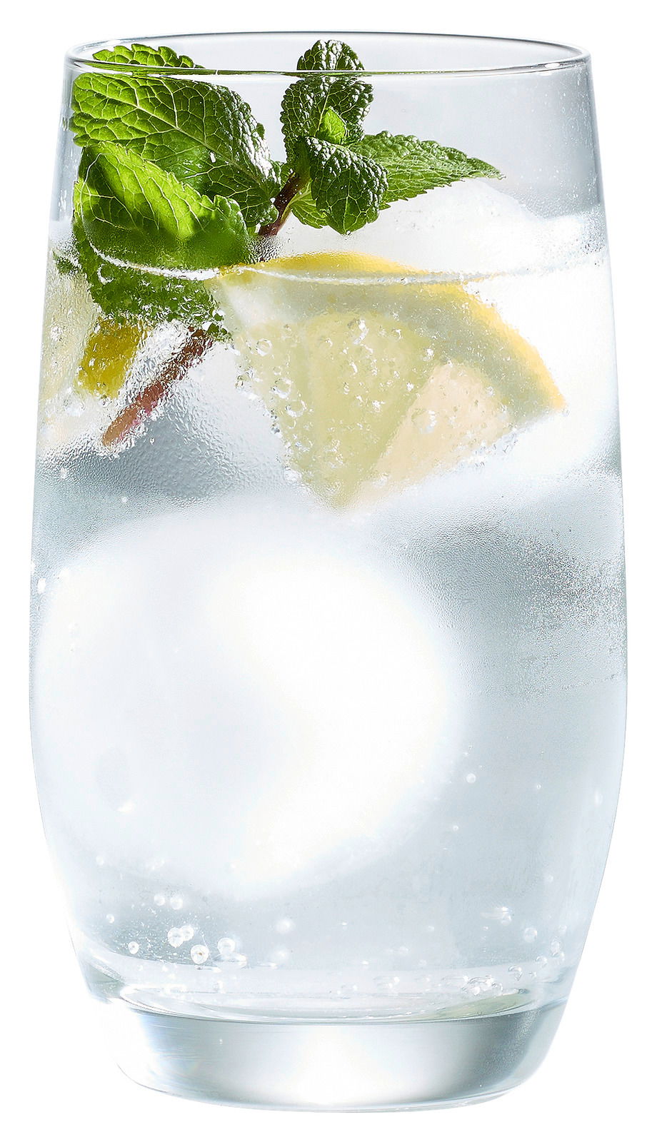 Nahaufnahme eines Glases mit erfrischendem Getränk, Eiswürfeln, Zitronenscheibe und Minzblättern.