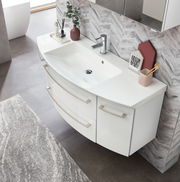 Moderne Badkombination mit Waschbecken und Unterschrank, aus der Vogelperspektive fotografiert.