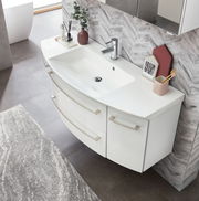 Moderne Badkombination mit Waschbecken und Unterschrank, aus der Vogelperspektive fotografiert.