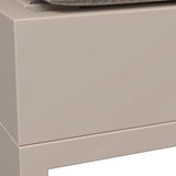 Nahaufnahme einer Sonnenliege mit beigem Rahmen und geflochtenem Material, seitliche Perspektive.