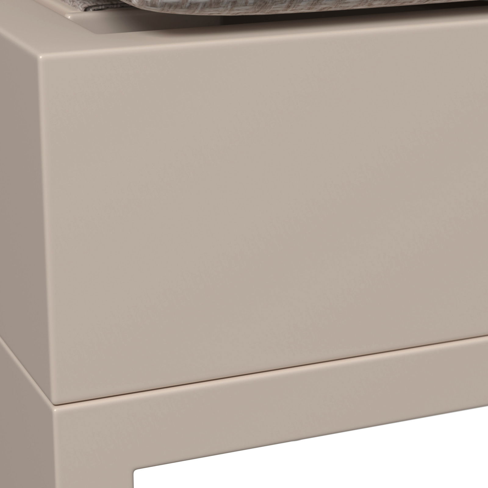 Nahaufnahme einer Sonnenliege mit beigem Rahmen und geflochtenem Material, seitliche Perspektive.