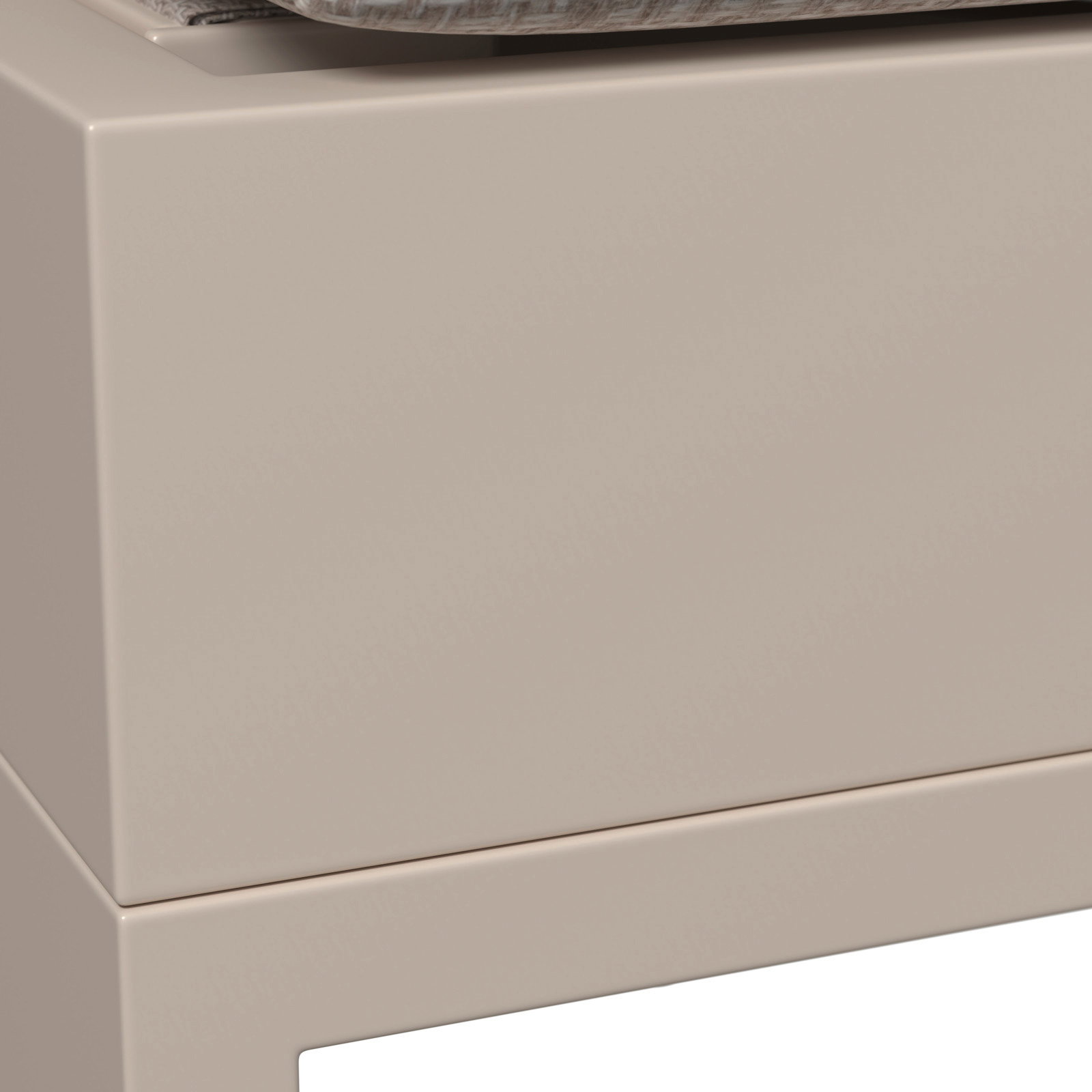 Nahaufnahme einer Sonnenliege mit beigem Rahmen und geflochtenem Material, seitliche Perspektive.