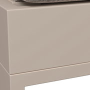 Nahaufnahme einer Sonnenliege mit beigem Rahmen und geflochtenem Material, seitliche Perspektive.