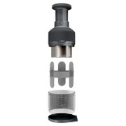 Exploded view van een Zyliss handmatige hakmolen/food chopper met trekmechanisme, roestvrijstalen messen, transparante maatbeker en antislipbasis, frontaal op witte achtergrond