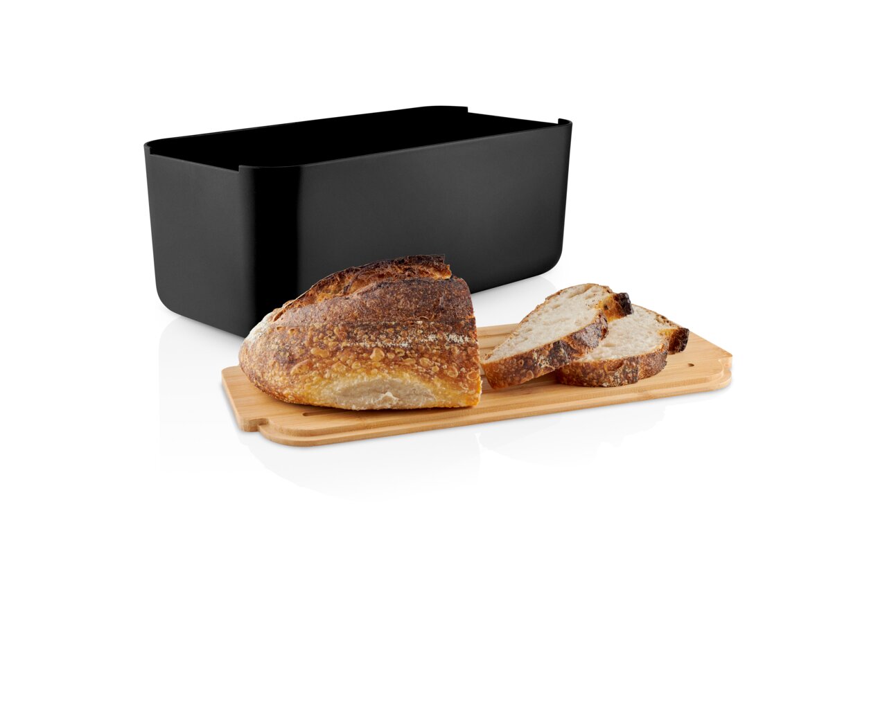 Eva Solo Brotkasten NORDIC KITCHEN Schwarzer Brotkasten aus der Nordic Kitchen Serie von Eva Solo, mit einem Holzbrett und frischem Brot, seitliche Perspektive.