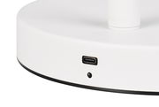 Nahaufnahme der Basis einer weißen Akku-Stehleuchte mit USB-C-Anschluss, seitliche Perspektive.