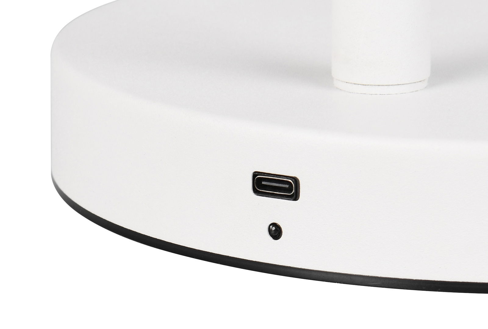 Nahaufnahme der Basis einer weißen Akku-Stehleuchte mit USB-C-Anschluss, seitliche Perspektive.