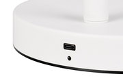 Nahaufnahme der Basis einer weißen Akku-Stehleuchte mit USB-C-Anschluss, seitliche Perspektive.