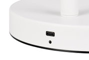 Nahaufnahme der Basis einer weißen Akku-Stehleuchte mit USB-C-Anschluss, seitliche Perspektive.