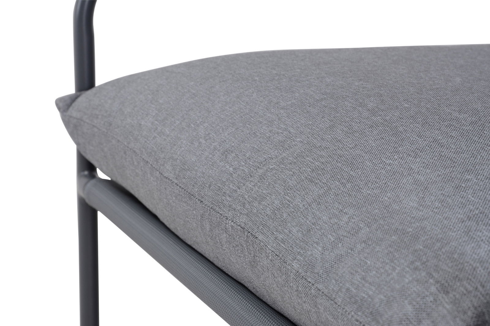 Nahaufnahme eines grauen Lounge-Sofakissens mit Metallrahmen, seitliche Perspektive