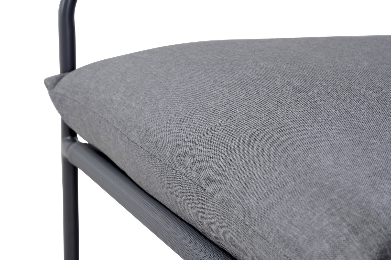 Nahaufnahme eines grauen Lounge-Sofakissens mit Metallrahmen, seitliche Perspektive