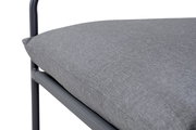 Nahaufnahme eines grauen Lounge-Sofakissens mit Metallrahmen, seitliche Perspektive