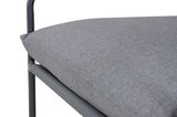Nahaufnahme eines grauen Lounge-Sofakissens mit Metallrahmen, seitliche Perspektive