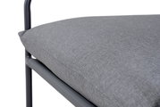 Nahaufnahme eines grauen Lounge-Sofakissens mit Metallrahmen, seitliche Perspektive