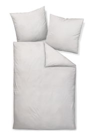 Bettwäsche-Set in Weiß, bestehend aus einem Bettbezug und zwei Kissenbezügen, aus der Vogelperspektive fotografiert.