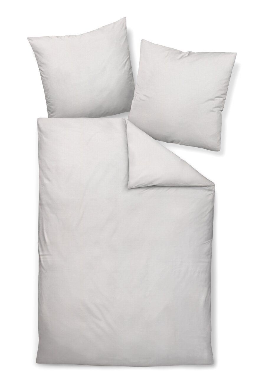 Janine Bettwäsche JERSEY-CLASSIC Bettwäsche-Set in Weiß, bestehend aus einem Bettbezug und zwei Kissenbezügen, aus der Vogelperspektive fotografiert.