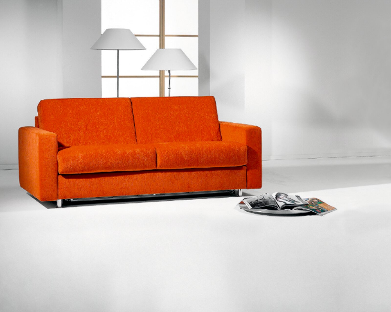 Leuchtend orangefarbenes Zweisitzer-Sofa mit breiten Armlehnen und vier geteilten Polstern, frontal in einem hellen, modernen Wohnraum präsentiert