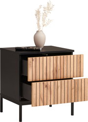 Moderne Nachtkommode mit zwei offenen Schubladen aus Holz und schwarzem Metallgestell, dekoriert mit einer Vase und Trockenblumen, seitliche Perspektive