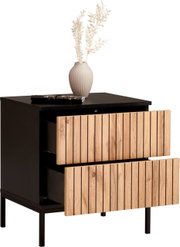 Moderne Nachtkommode mit zwei offenen Schubladen aus Holz und schwarzem Metallgestell, dekoriert mit einer Vase und Trockenblumen, seitliche Perspektive