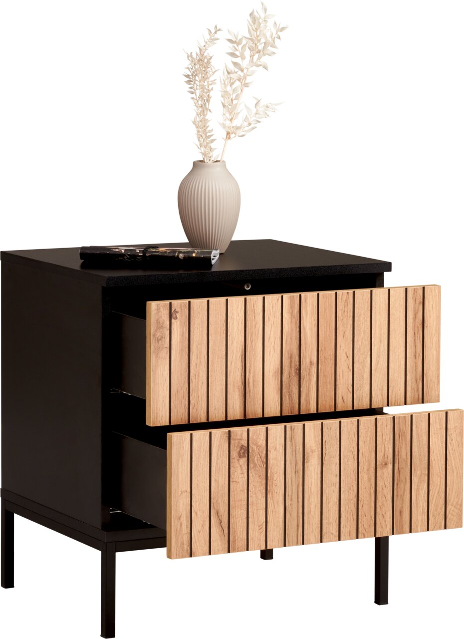 Moderne Nachtkommode mit zwei offenen Schubladen aus Holz und schwarzem Metallgestell, dekoriert mit einer Vase und Trockenblumen, seitliche Perspektive