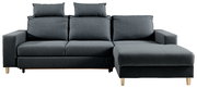 Graues Ecksofa mit drei Rückenkissen und einer Ottomane auf der rechten Seite, Vorderansicht