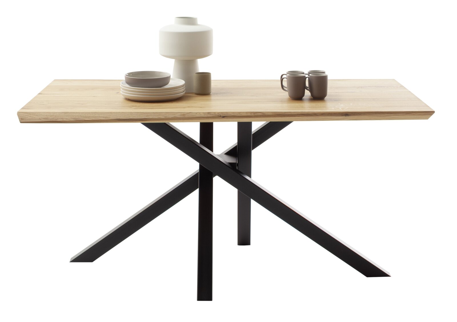 Moderner Esstisch mit Holzplatte und schwarzem Metallgestell, seitliche Perspektive, dekoriert mit Geschirr und Vase.