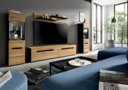 Modernes Wohnzimmer mit TV-Wandmöbel-Set in Holzoptik und schwarzen Akzenten, bestehend aus Lowboard, zwei Vitrinen und Wandregal, frontal in leichter Schrägansicht von links fotografiert.