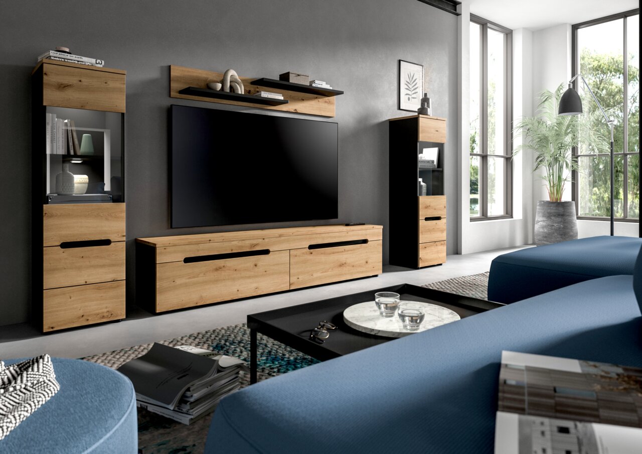 Modernes Wohnzimmer mit TV-Wandmöbel-Set in Holzoptik und schwarzen Akzenten, bestehend aus Lowboard, zwei Vitrinen und Wandregal, frontal in leichter Schrägansicht von links fotografiert.
