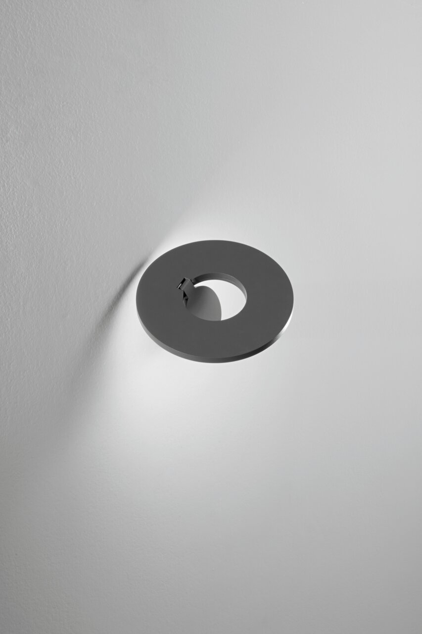 Moderne LED-Außenwandleuchte in runder Form, seitliche Perspektive