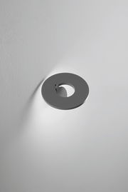 Moderne LED-Außenwandleuchte in runder Form, seitliche Perspektive