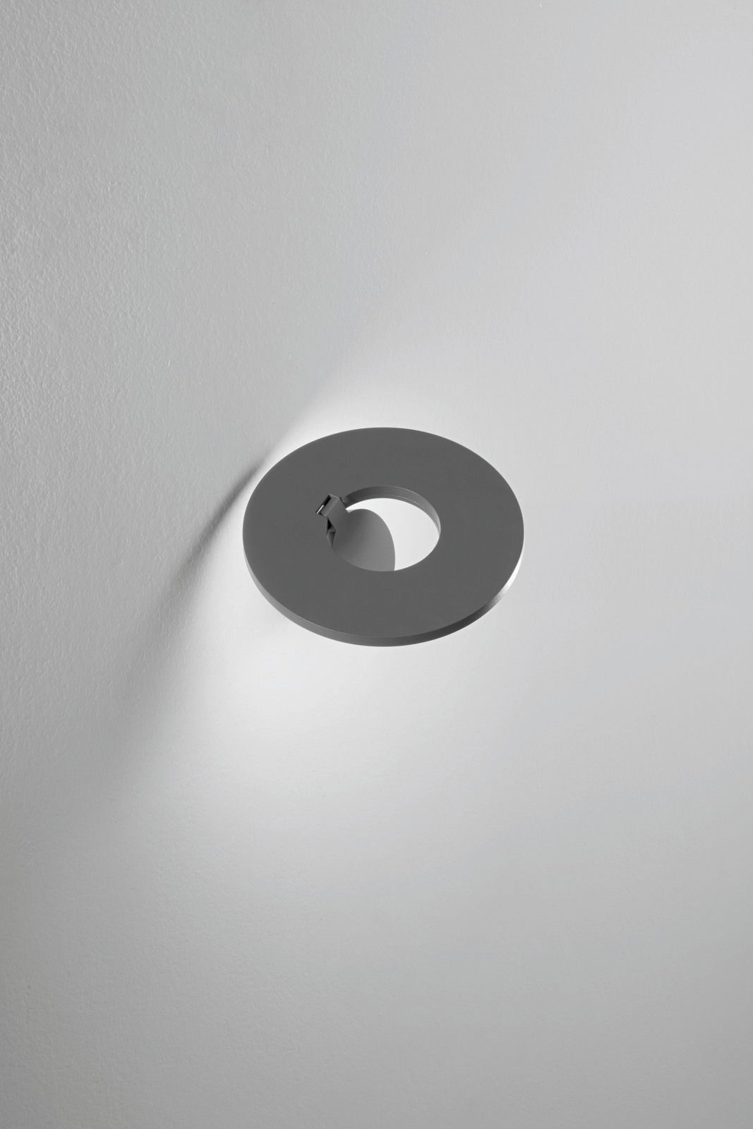 Moderne LED-Außenwandleuchte in runder Form, seitliche Perspektive