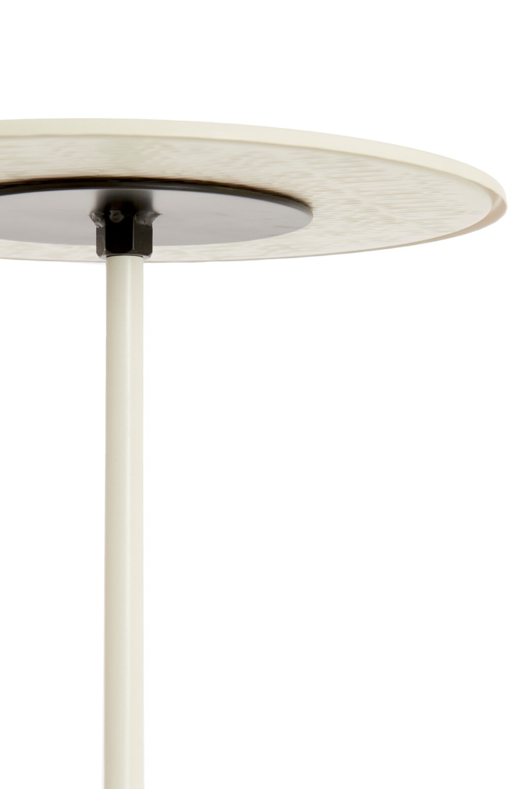 Light&Living Bijzettafelset LIA Close-up van een bijzettafeltje van onderaf, met een rond tafelblad en een slanke, verticale poot.
