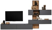 Moderne Wandkombination in dunklem Grau mit Holzakzenten, bestehend aus mehreren Schränken und Regalen, dekoriert mit Büchern und Vasen. Frontalansicht.
