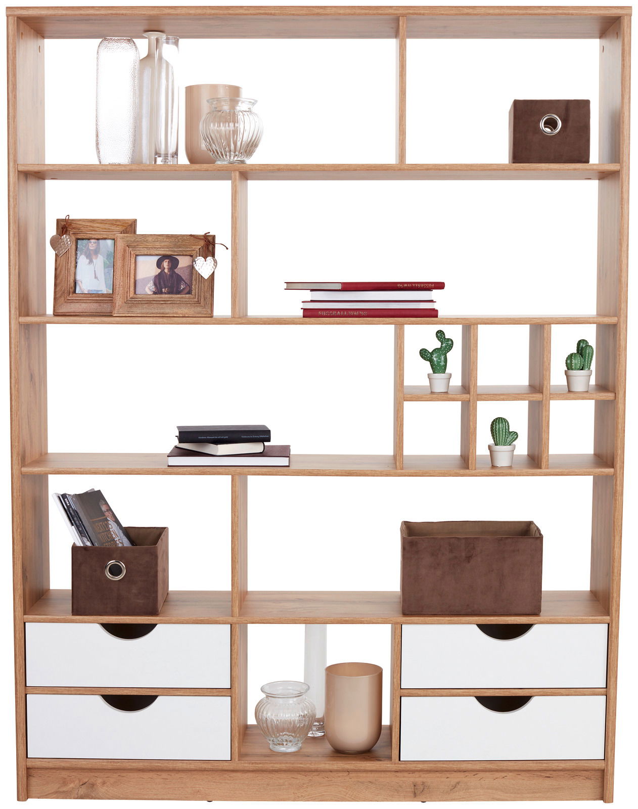 Vorderansicht eines modernen Raumteilers aus Holz mit mehreren Fächern, dekoriert mit Büchern, Pflanzen und Aufbewahrungsboxen.