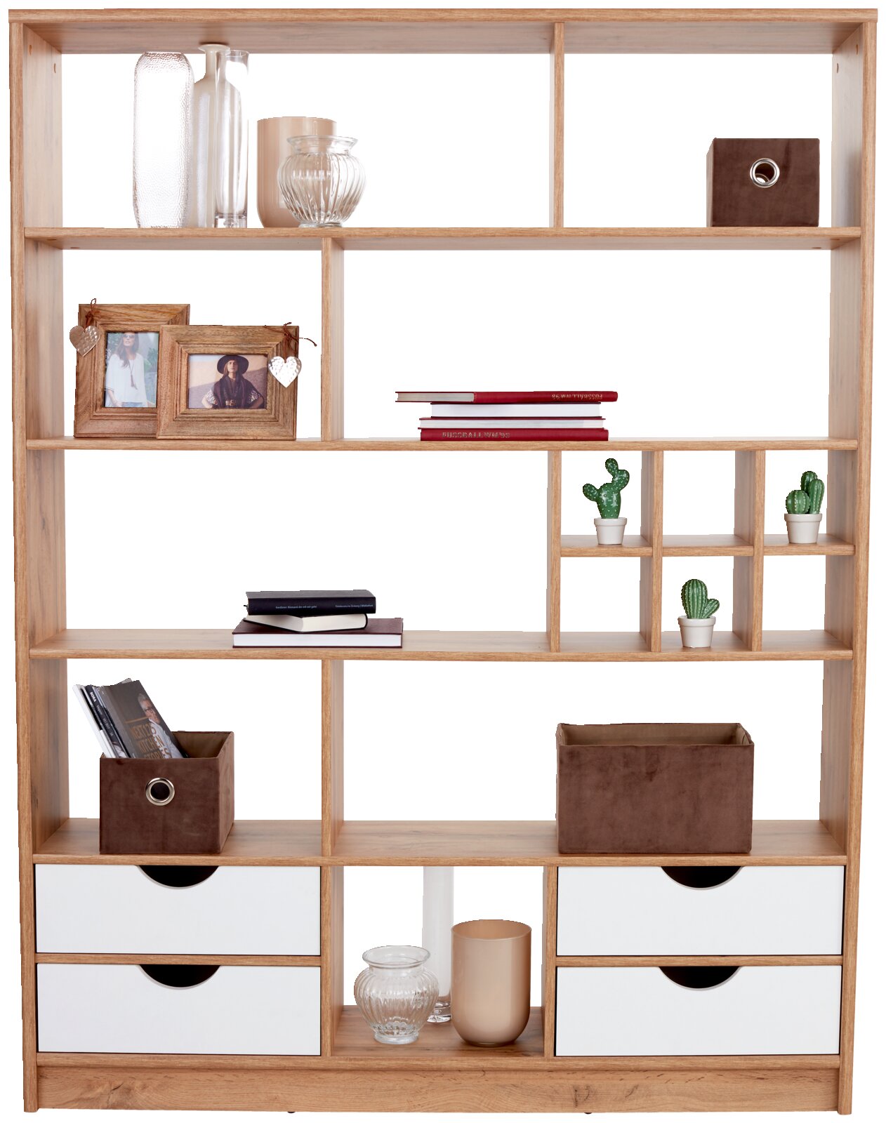 Vorderansicht eines modernen Raumteilers aus Holz mit mehreren Fächern, dekoriert mit Büchern, Pflanzen und Aufbewahrungsboxen.