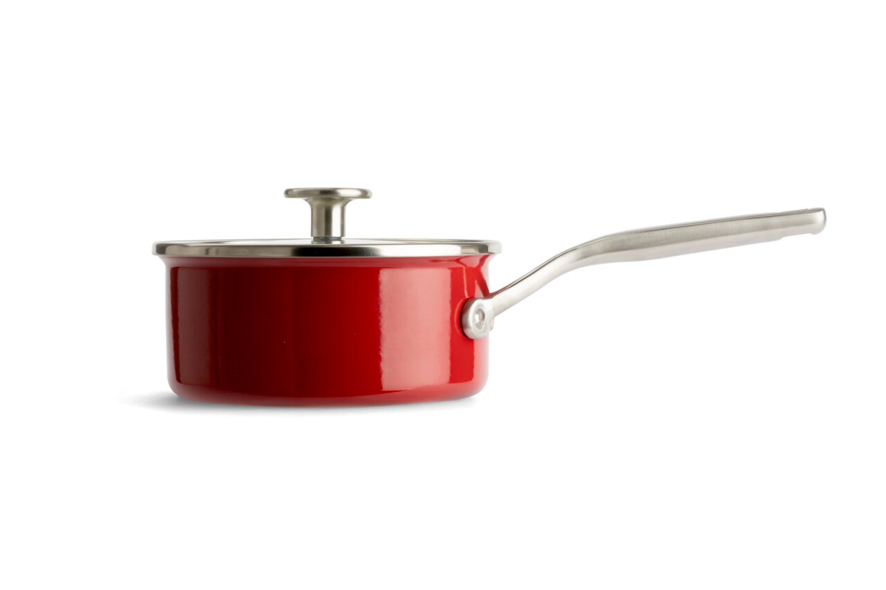 Rode kookpot met deksel en lang handvat, zijaanzicht