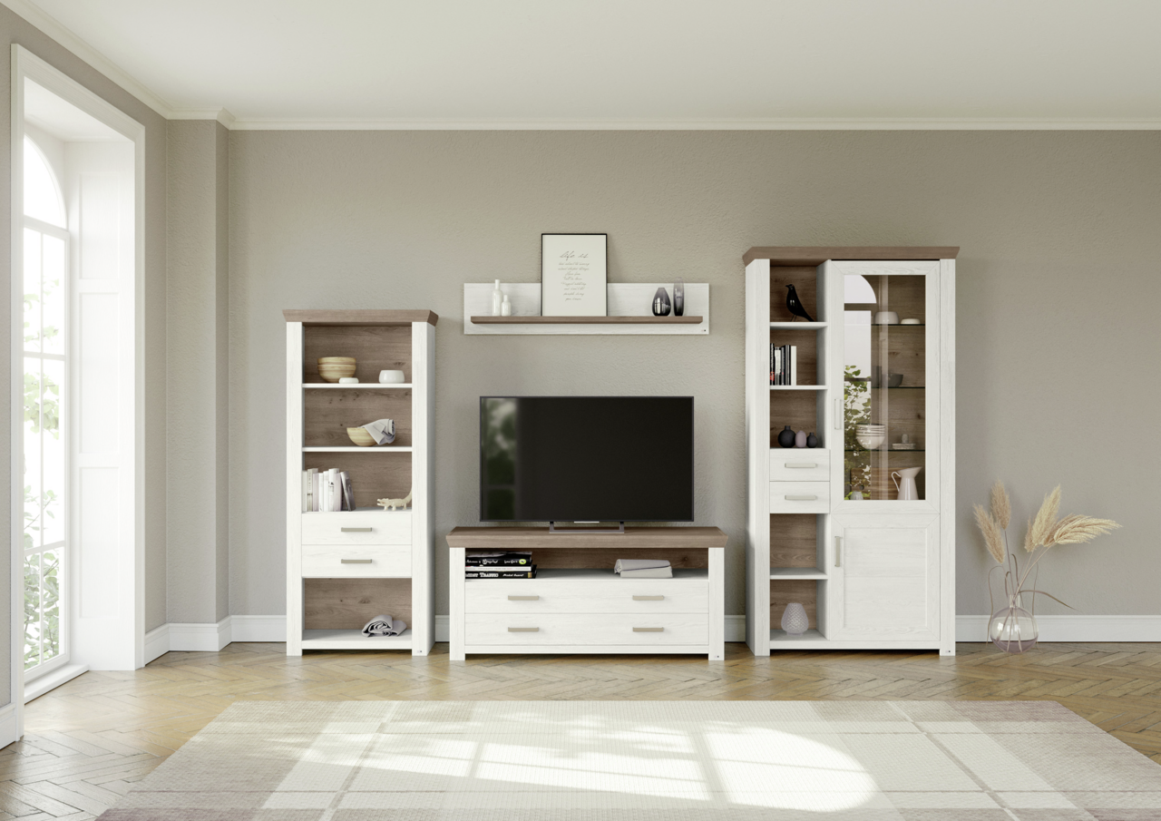 Set one by Musterring Wandboard SET ONE YORK Modernes Wohnzimmer mit einem Wandboard über einem Fernseher, flankiert von zwei hohen Schränken. Perspektive von vorne.