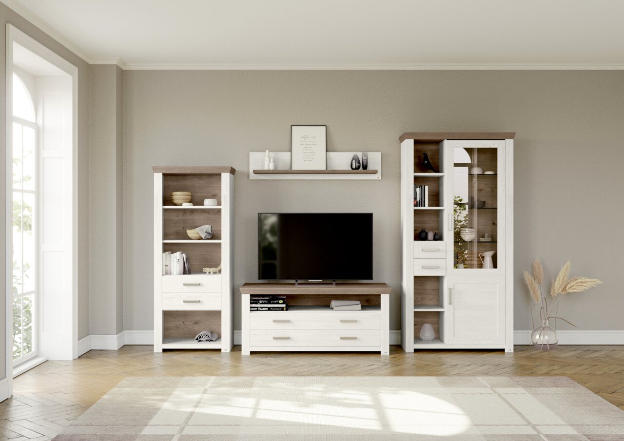 Modernes Wohnzimmer mit einem Wandboard über einem Fernseher, flankiert von zwei hohen Schränken. Perspektive von vorne.