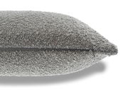 Nahaufnahme einer grauen Zierkissenhülle mit strukturierter Oberfläche und Reißverschluss, seitliche Perspektive
