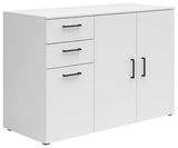 Weiße Kommode mit drei Schubladen und zwei Türen, seitliche Perspektive
